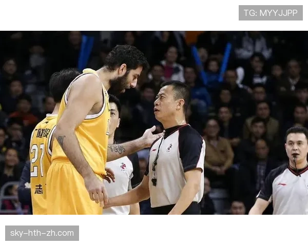 拉拽球衣犯规判罚尺度为何经常引发争议？